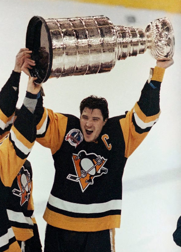 Mario Lemieux hoisting Stanley Cup in 1991